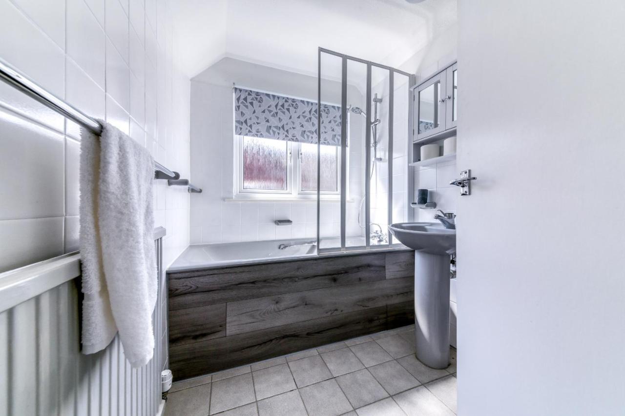Contemporary 4 Bedroom Detached House With Parking And City Links Croydon Dış mekan fotoğraf
